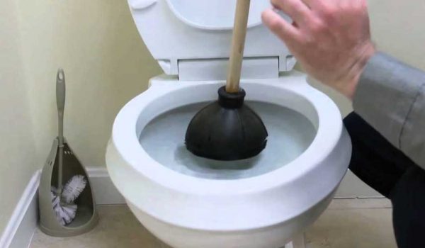 Toilet-Unclogging-repair